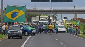 rodovia parada por manifestações